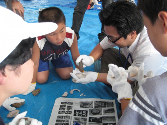 2011 Hands-on Shell Bracelet Making (for elementary school students)