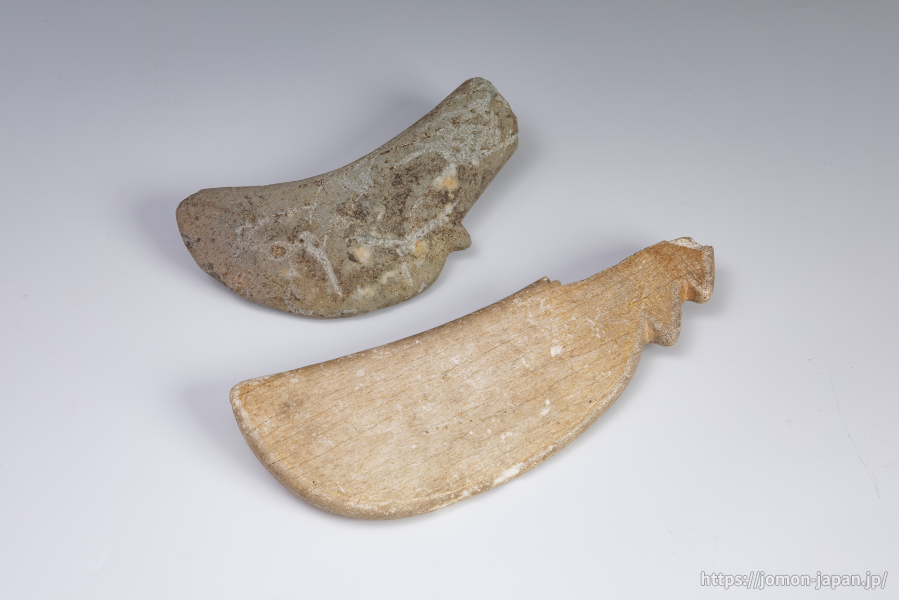 二ツ森貝塚　青竜刀形石器（上）と鯨骨製青竜刀型骨器（下）