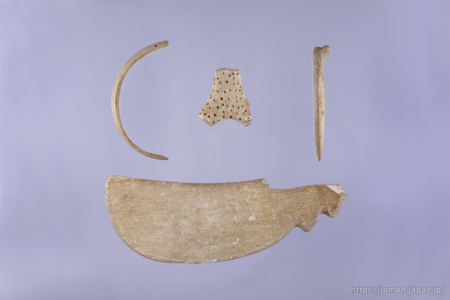 二ツ森貝塚　鯨骨製青竜刀型骨器・鹿角製尖頭器・猪牙製垂飾品・鹿角製叉状品