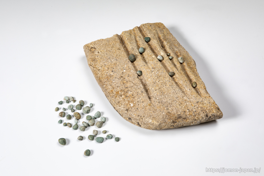 亀ヶ岡石器時代遺跡　砥石と丸玉未製品