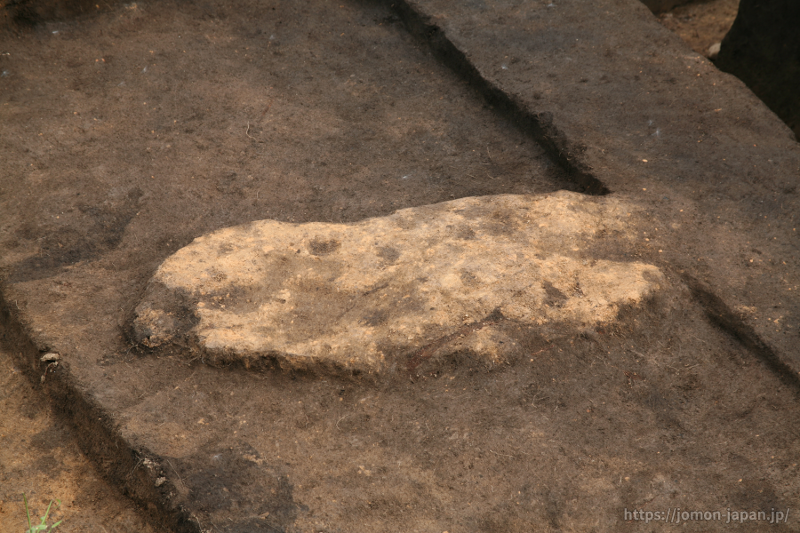 亀ヶ岡石器時代遺跡　土坑墓上面のロームマウンド
