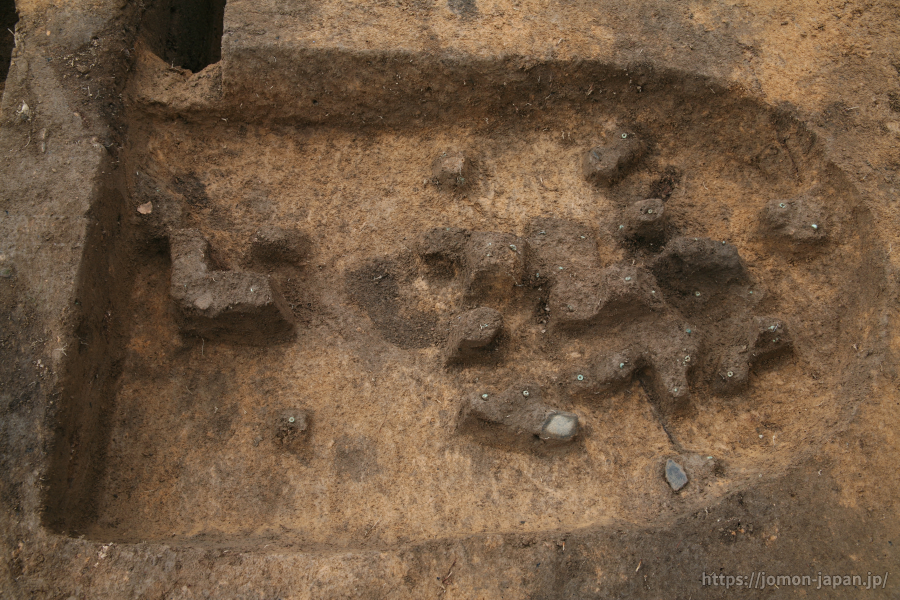 亀ヶ岡石器時代遺跡　土坑墓の玉類出土状況