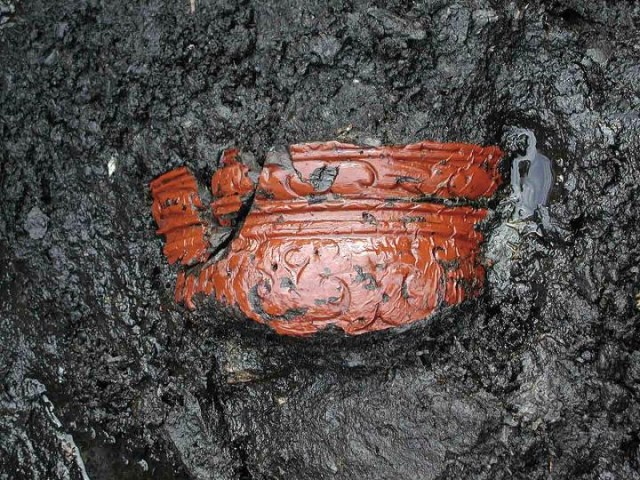 Lacquered wooden vessel