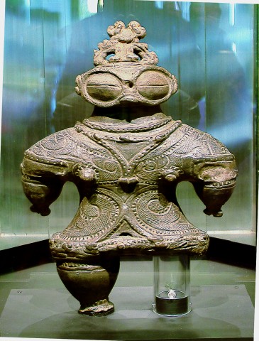 Goggle-eyed clay figurine (replica)