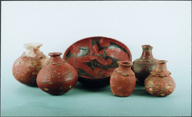 Lacquered pottery