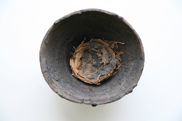 Pottery containing seaweed
