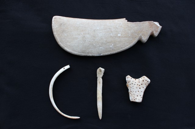 Whale bone tool in the shape of a Chinese broadsword and other tools (4 prefectural treasures)
