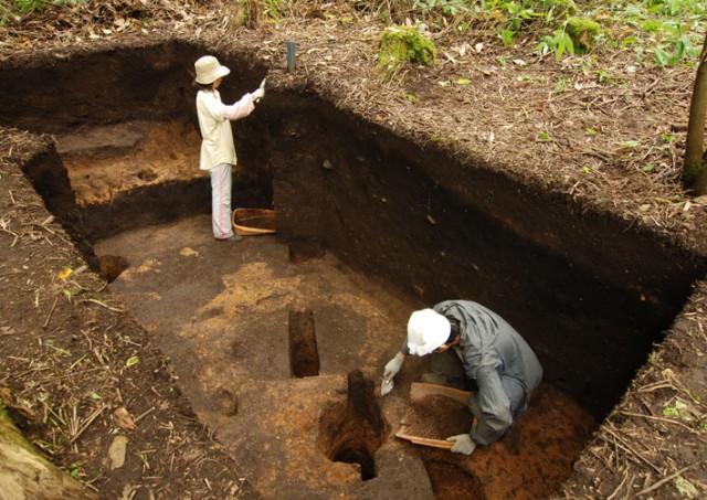 Pit dwelling from the first half of the Middle Jomon period, Kakinoshima Site