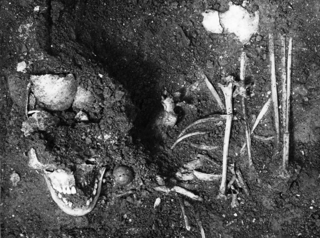 Pit grave