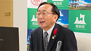 式典にて挨拶を行う三村申吾元青森県知事