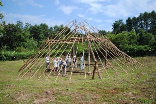 復元竪穴建物内での遺跡探険隊