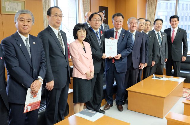 松野文部科学大臣への要望活動の様子