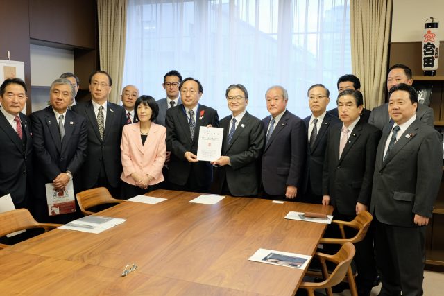宮田文化庁長官への要望活動の様子