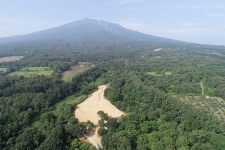 大森勝山遺跡と岩木山〔令和元(2019)年撮影〕