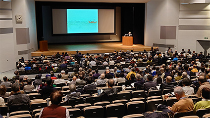 大阪論壇為慶祝世界遺產登錄四周年而舉辦的現場:一艘船的圖像投射在螢幕上,講者同時進行解說。